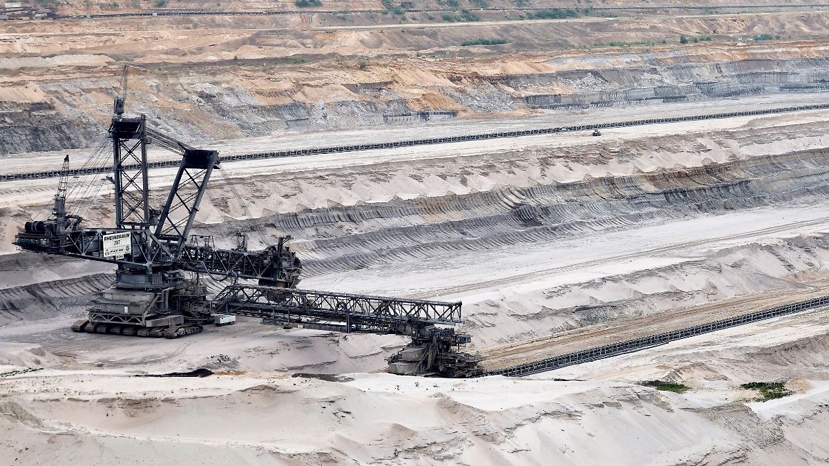 L'energia fossile trionfa: carbone e gas superano eolico e solare nel primo trimestre
