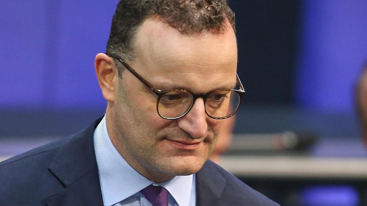 Lo que "nunca volvería a hacer": Spahn defiende la compra de mascarillas con "riesgos financieros"