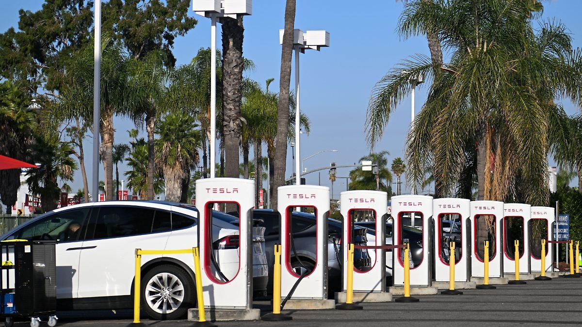 Niefortunne dla Tesli: Trump wstrzymuje regulacje dotyczące samochodów elektrycznych w Kalifornii