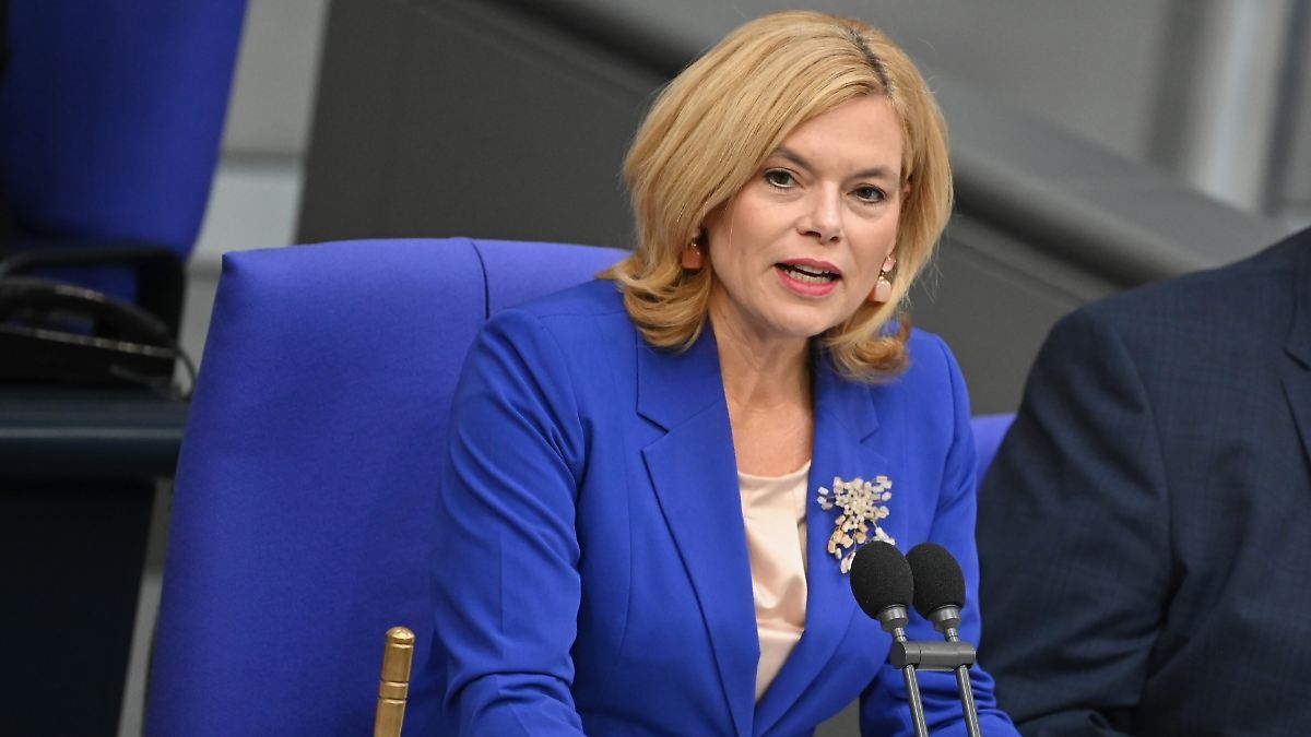 "L'aula plenaria non è un palcoscenico": Klöckner invita i parlamentari ad astenersi da abiti troppo casual