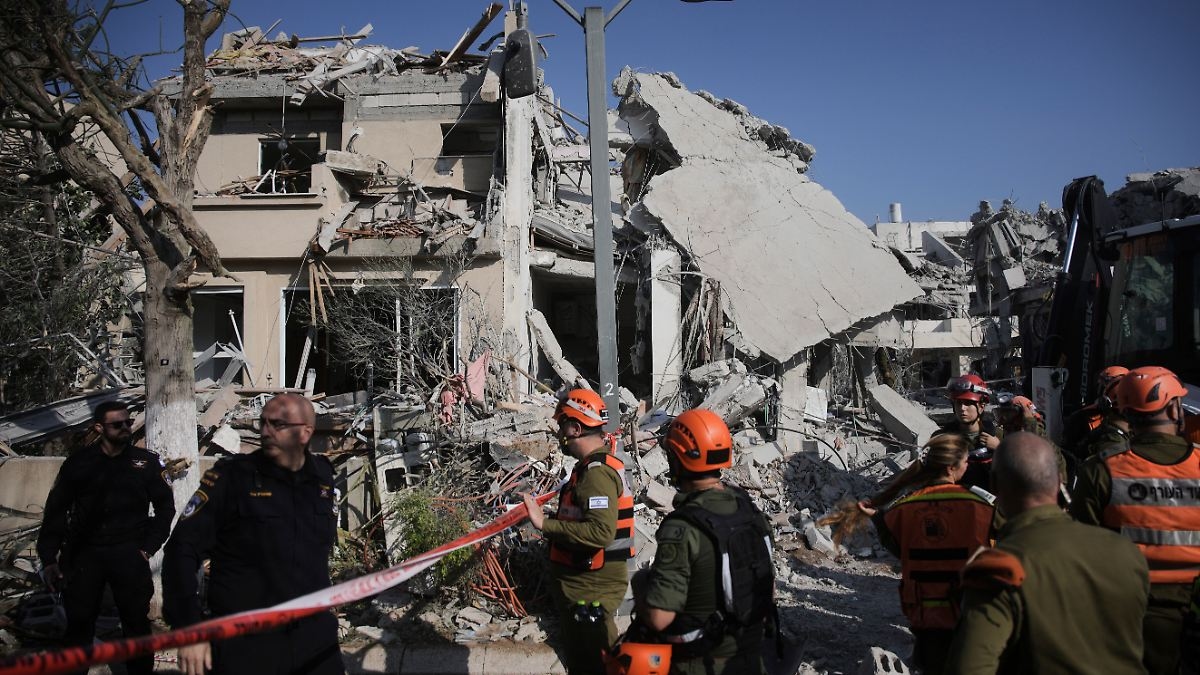 Israel ataca decenas de objetivos: una oleada de ataques con misiles iraníes mata a varias personas
