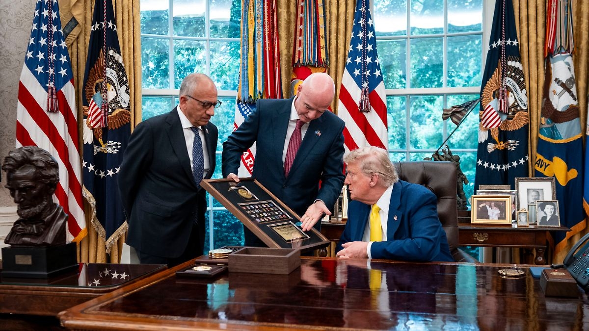 „On nie wie, co to jest”: Trump paraduje z szefem FIFA Infantino w Gabinecie Owalnym