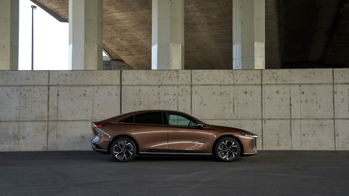 Precio increíble con un diseño genial: en la carretera con el nuevo Mazda 6e, un solitario en el panorama automovilístico