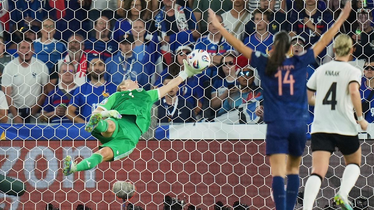 Presse bestaunt DFB-"Heldin": Berger macht Frankreich mit "einer der besten EM-Paraden aller Zeiten" fassungslos
