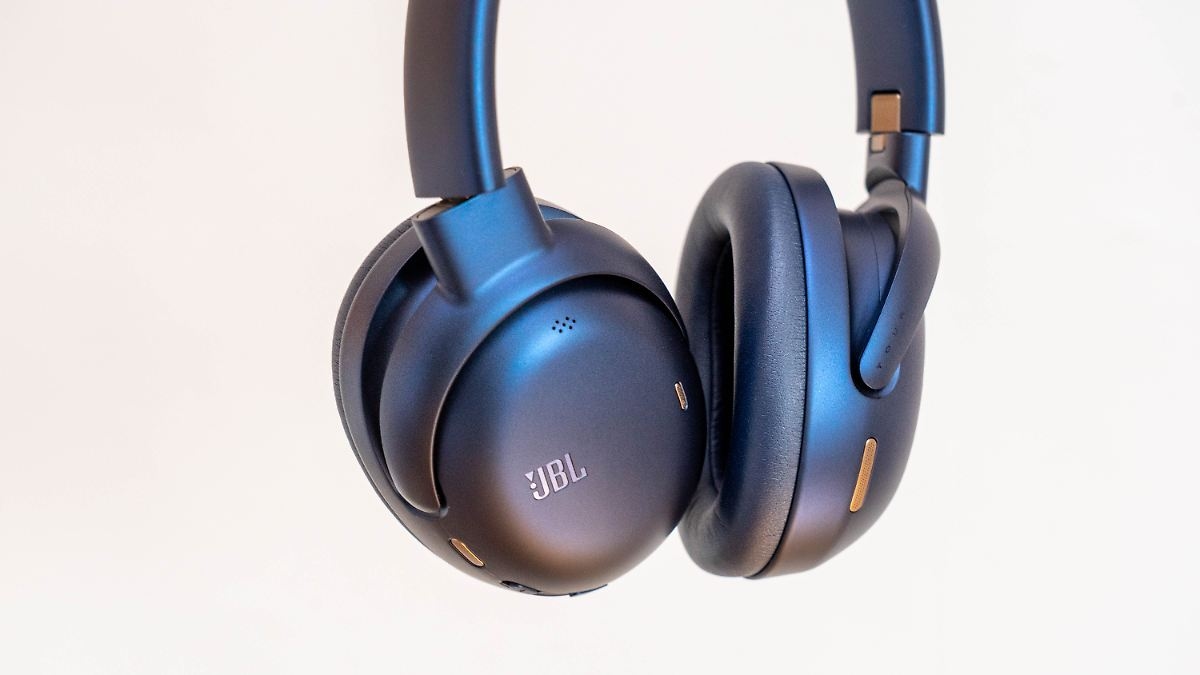 Caro, mas com muitas possibilidades: o JBL Tour One M3 quer estar no topo do mercado de fones de ouvido