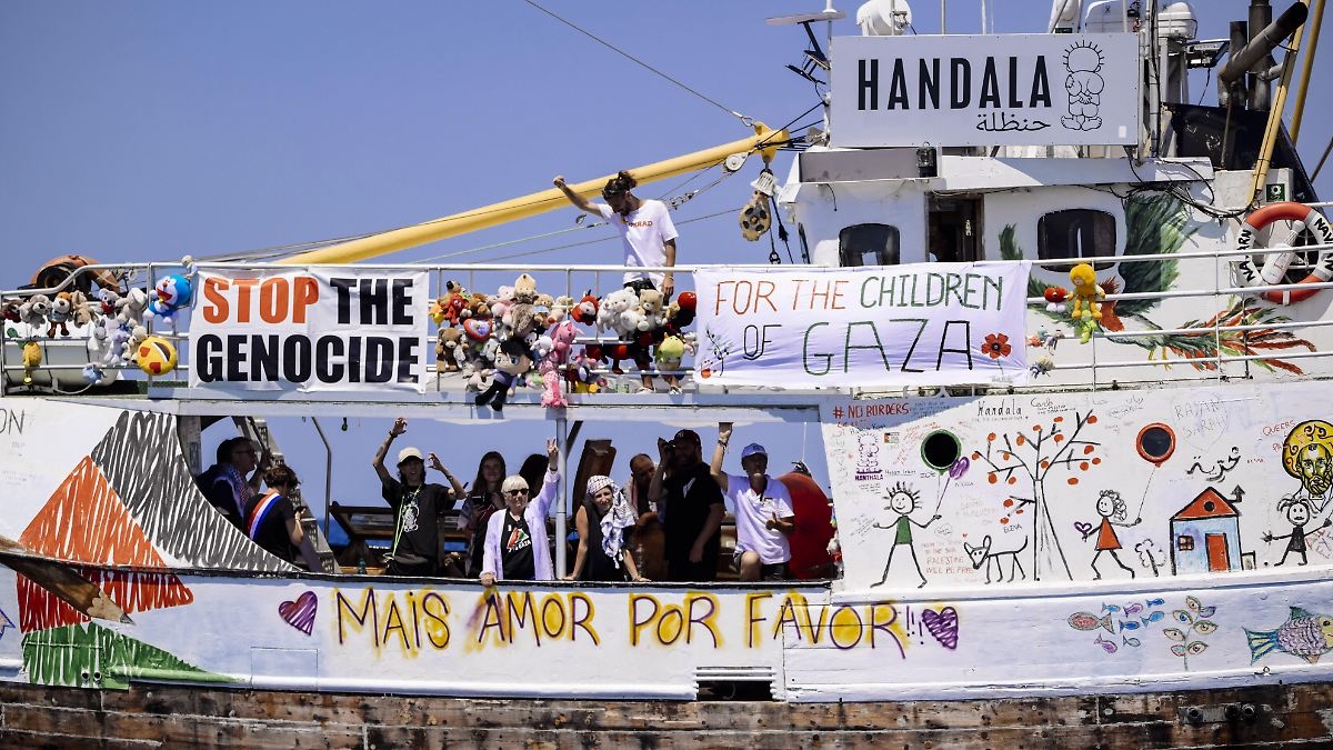 Activistas pro-palestinos: El ejército israelí intercepta un barco frente a la Franja de Gaza