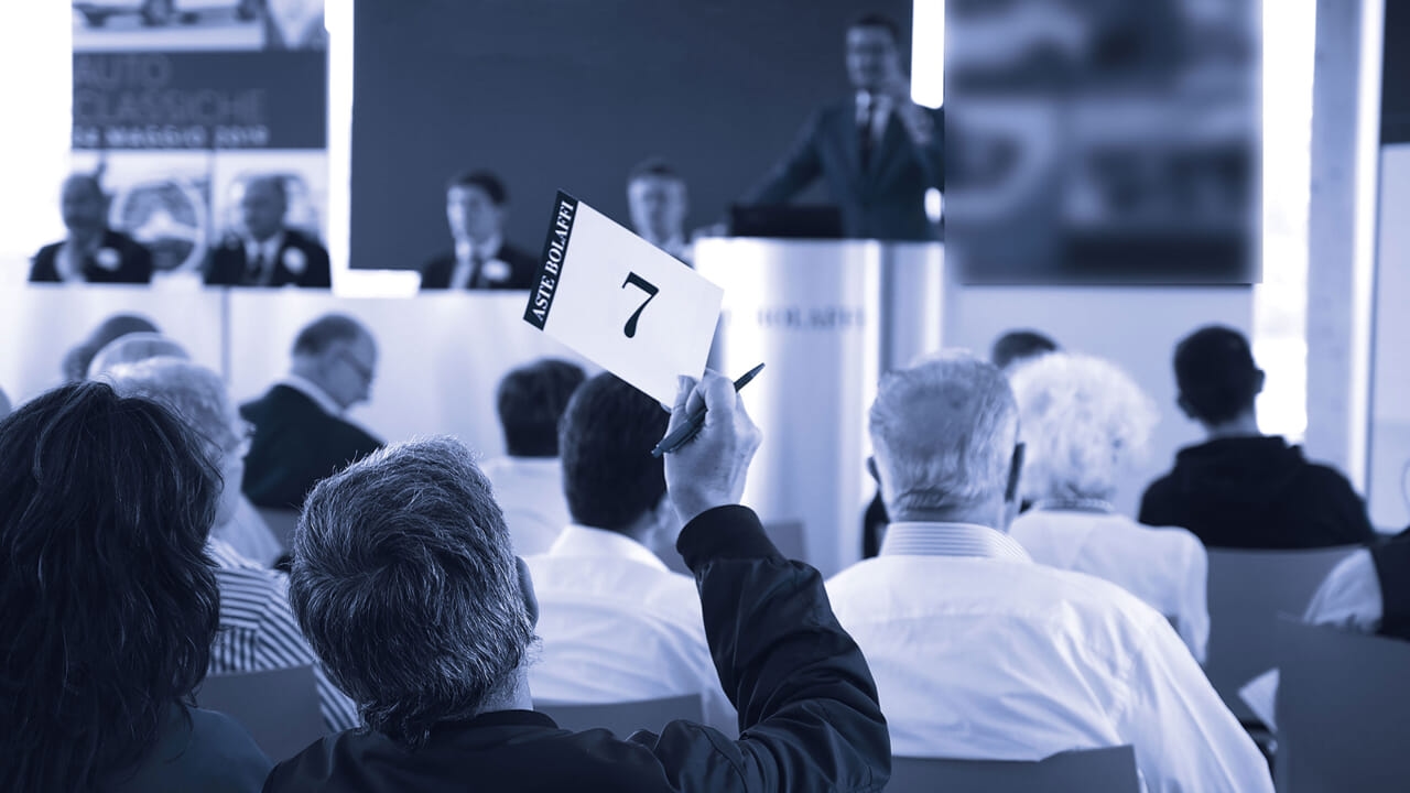 Have you ever thought about selling at auction? A team of experts is in Naples to evaluate your precious objects