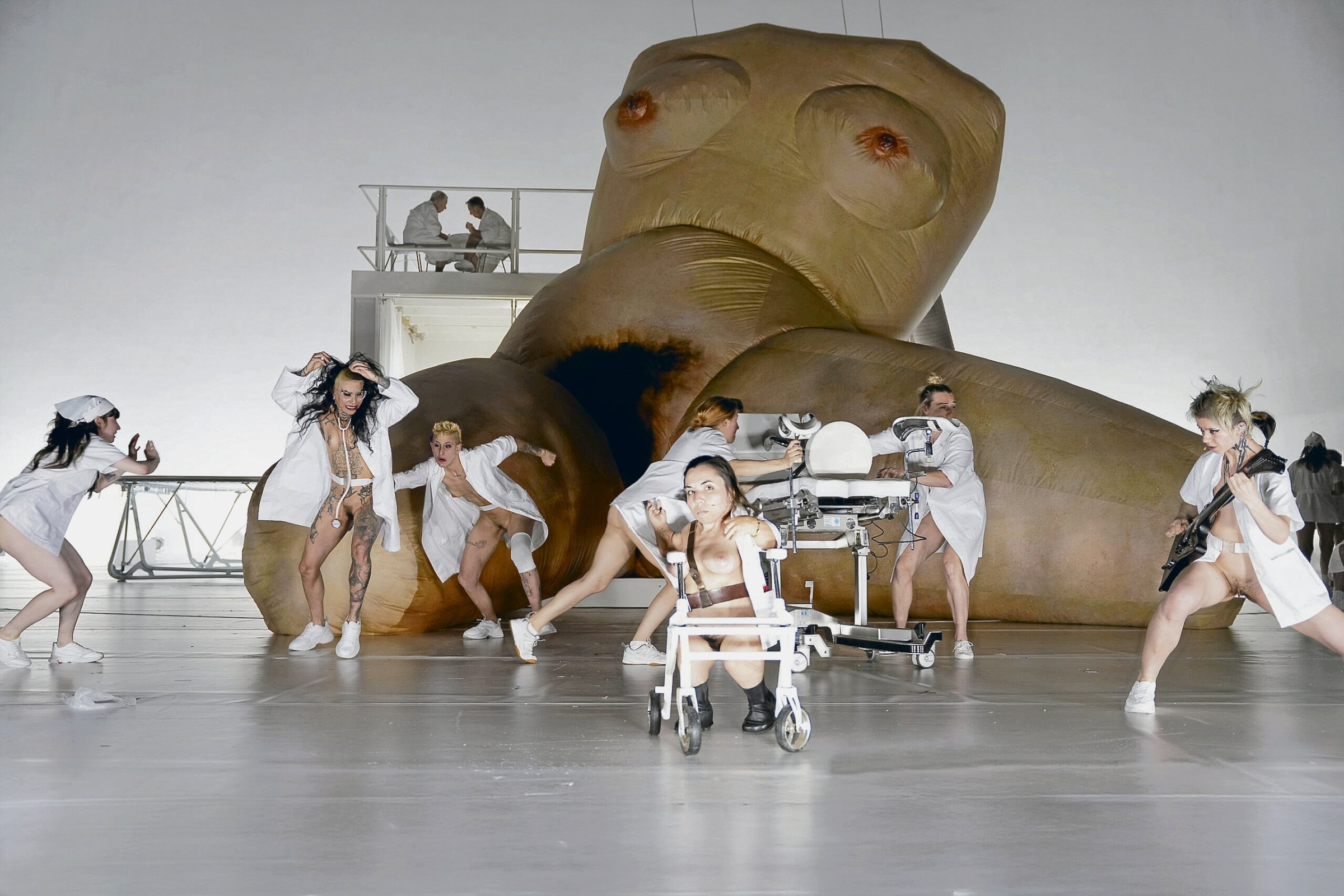 »A year without summer« | Florentina Holzinger: Sex and shit in musical form