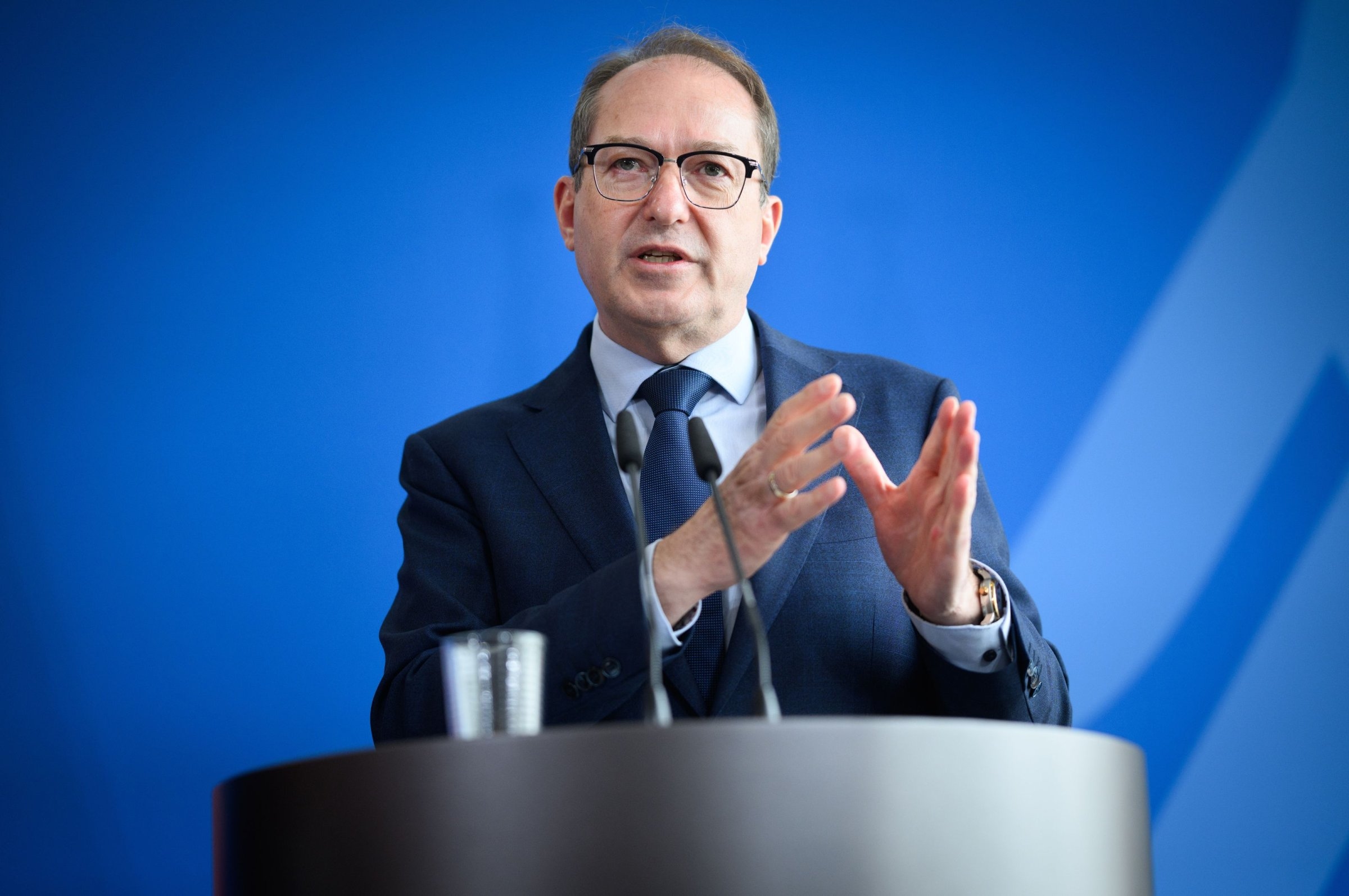 Laws against migration | Dobrindt: "End family reunification"