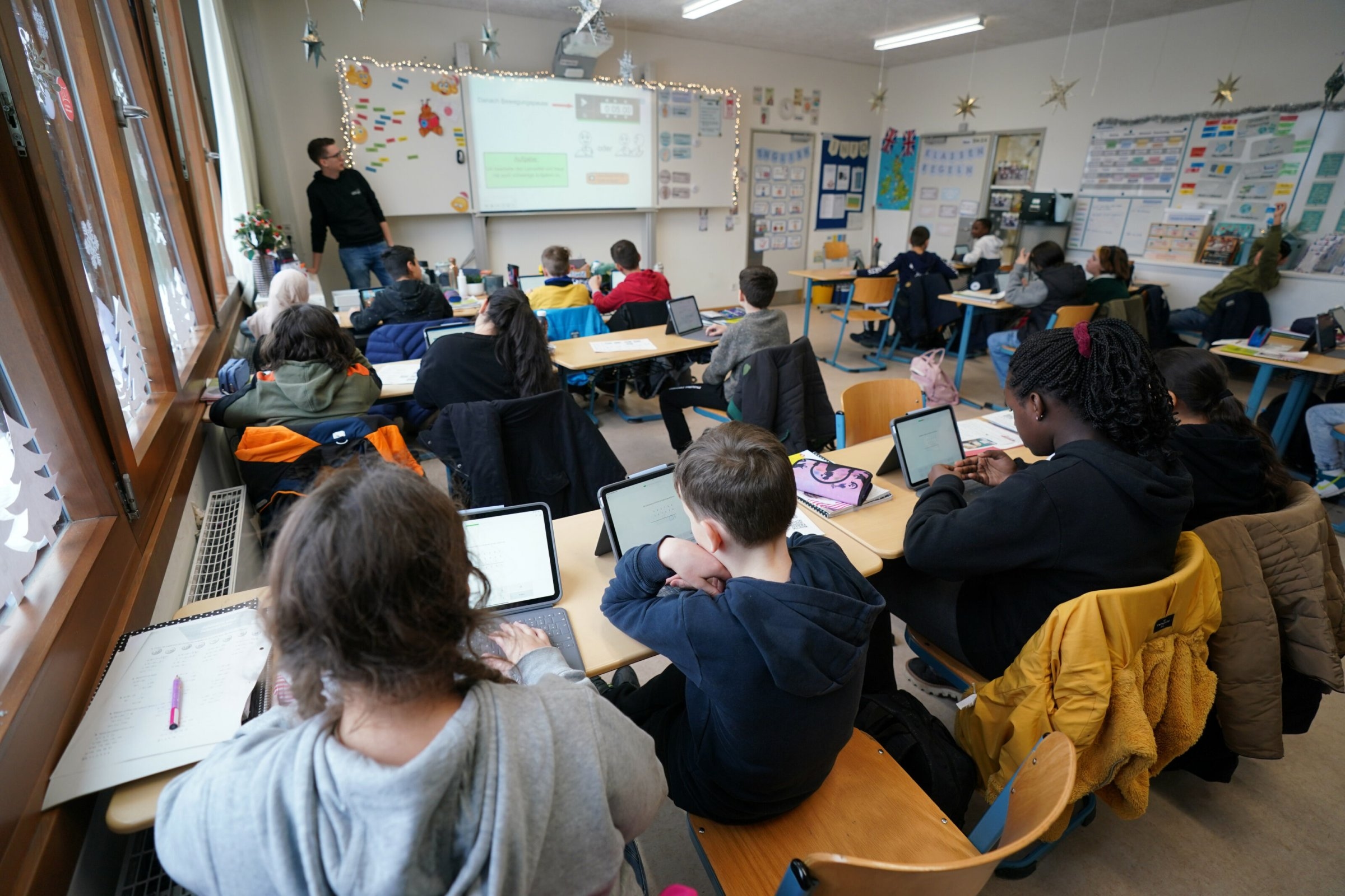 Mona Neubaur (Grüne) | Bundeswehr in Schulen: Pazifismus neu definiert