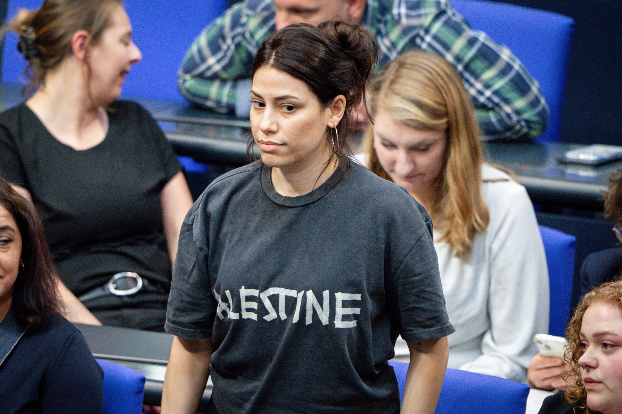 Camiseta "Palestina" | El diputado de izquierda Köktürk fue expulsado del Bundestag.