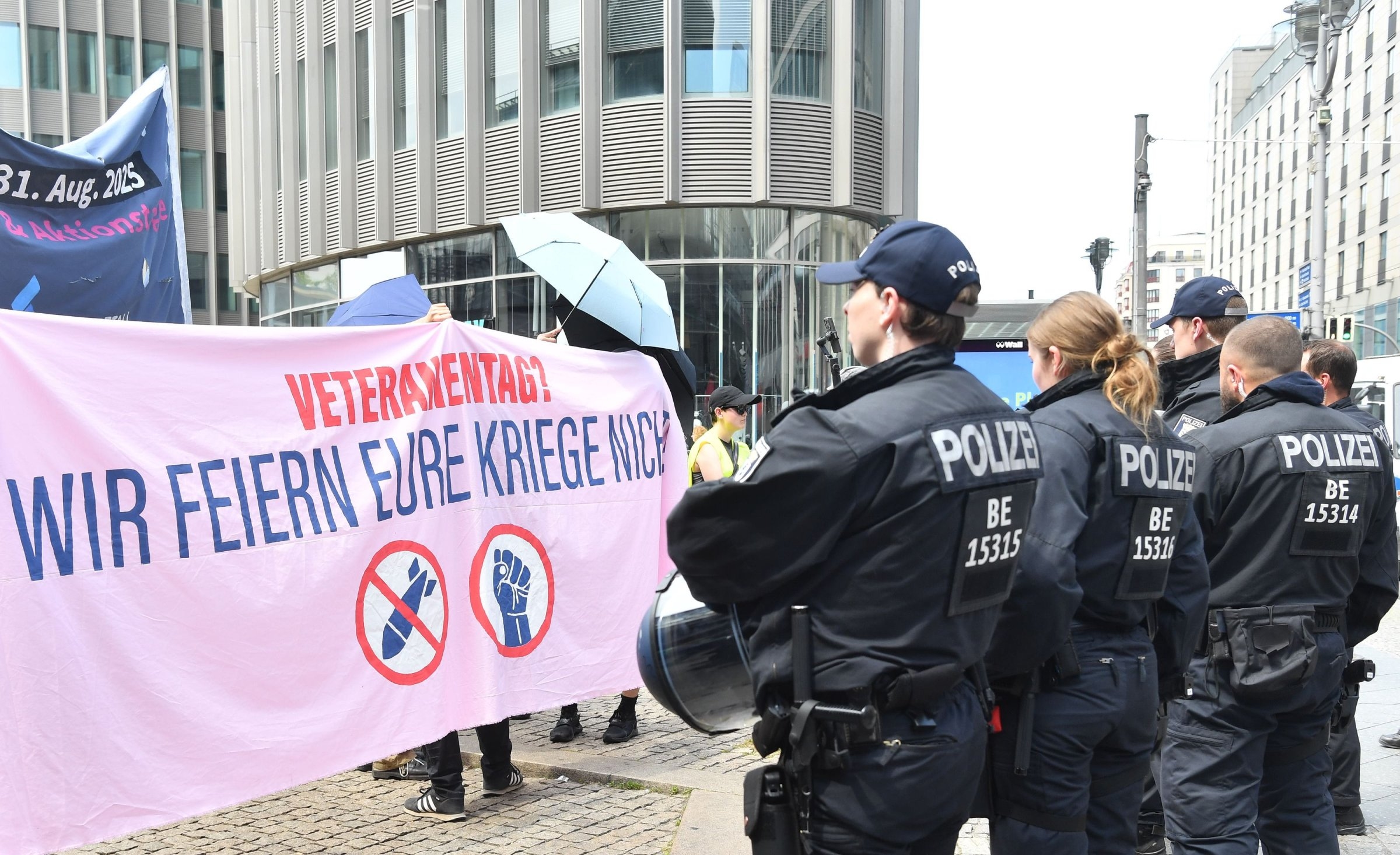 Dia dos Veteranos | Protestos contra os partidos da Bundeswehr