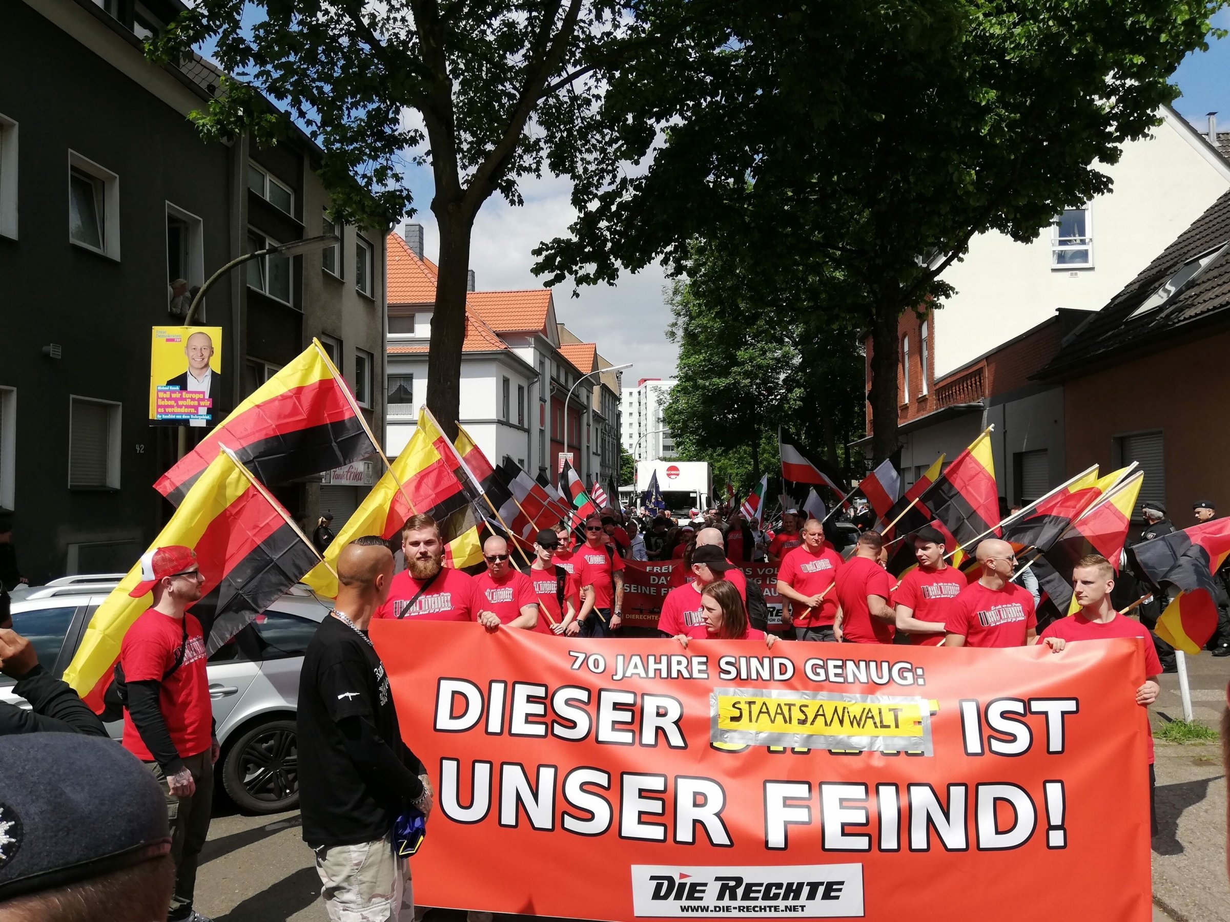 Extreemrechts | Neo-nazi's met koning en clubhuis