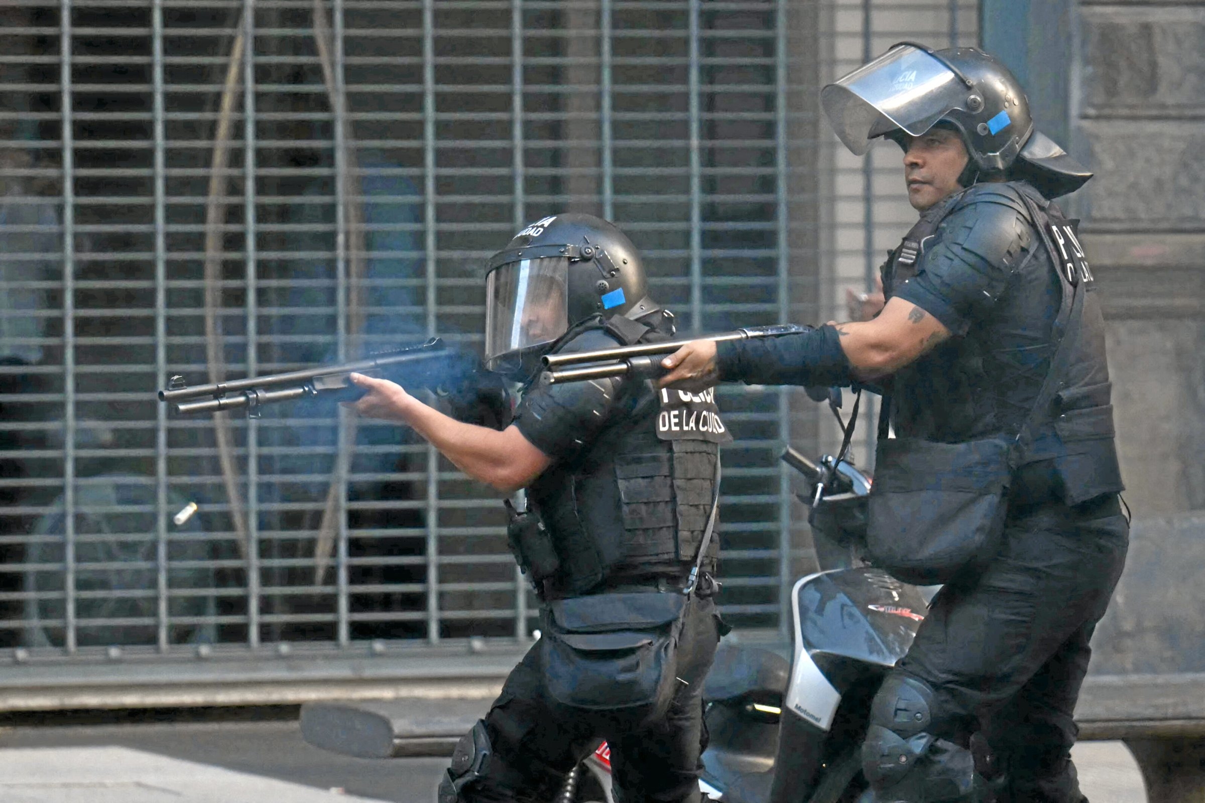 Argentina | Com cassetetes, gás lacrimogêneo e balas de borracha