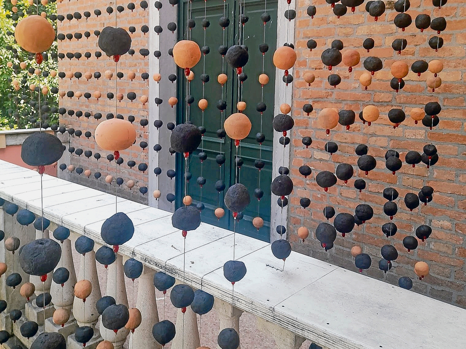 Sömürgecilik Karşıtı Sanat | Kömür, Cam ve Kilden Bir Perde