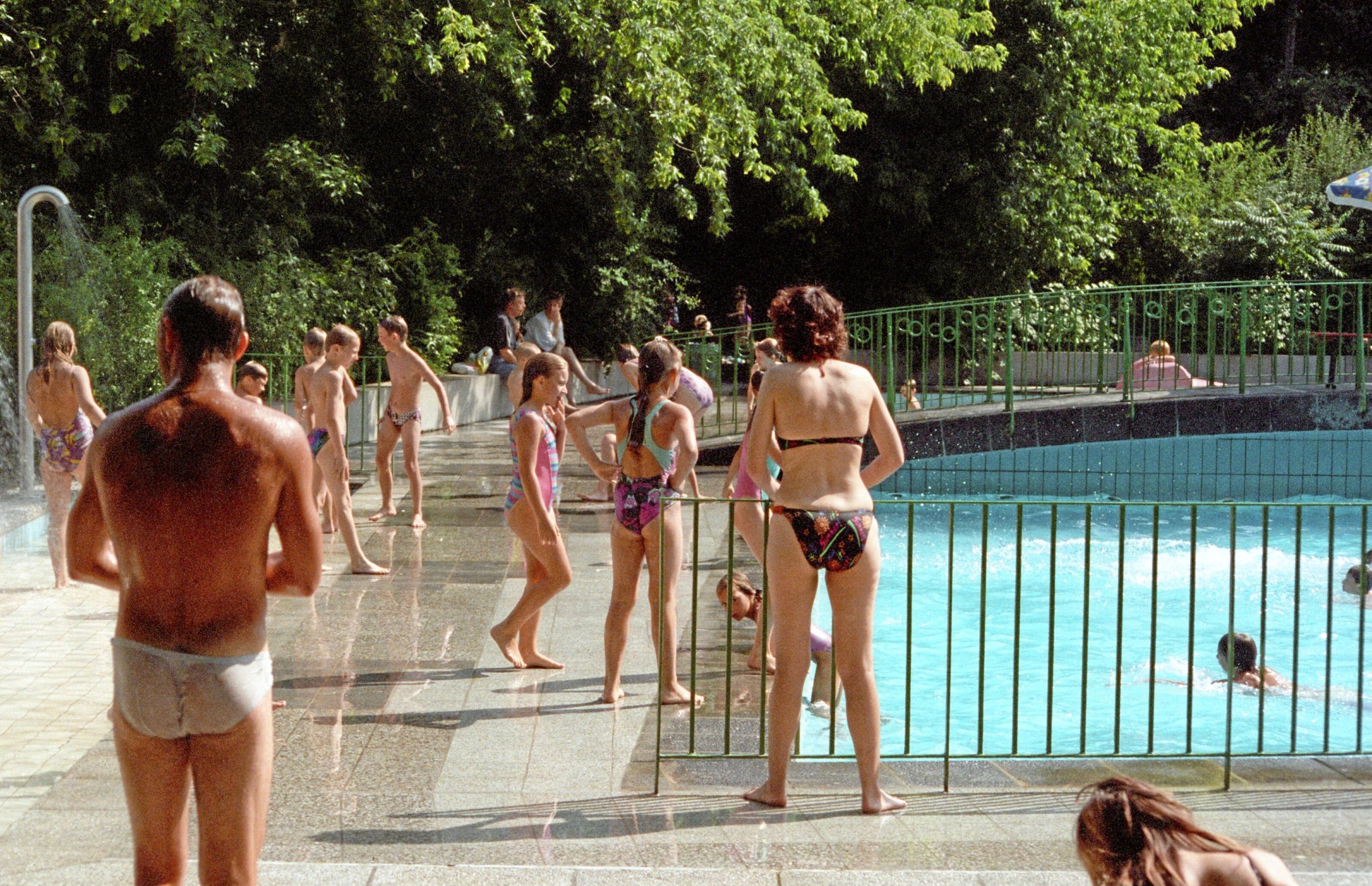 Acima da água | Com champanhe e um baseado na piscina infantil