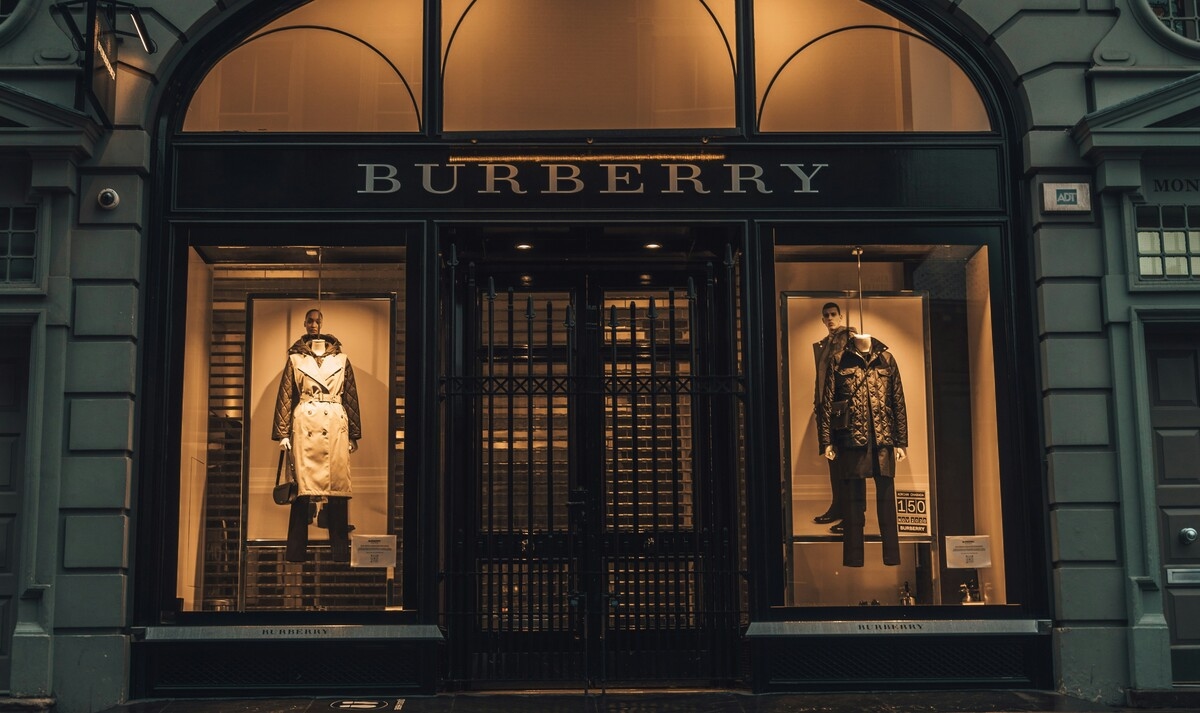 Colapso de Burberry, cuentas en números rojos: 1.700 trabajadores en riesgo de despido