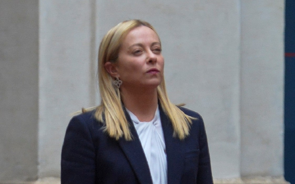 Cara a cara à vista entre Meloni e professor suspenso após ameaças sociais