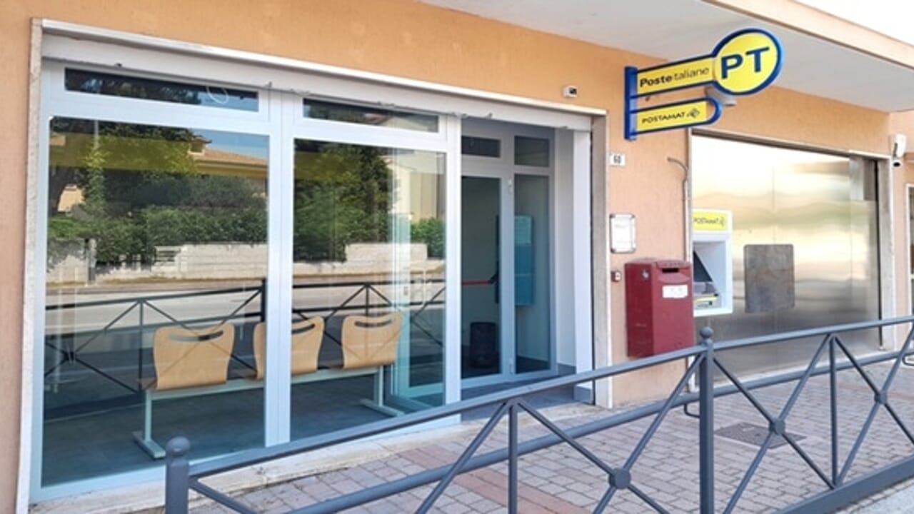 Finalizadas las obras, la oficina de Correos de Padua reabre en "modo Polis"