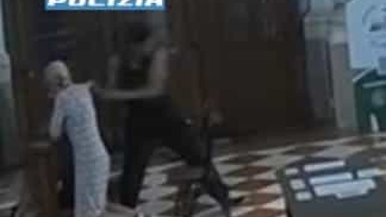 Rapina una donna in chiesa: catturato lo scippatore seriale