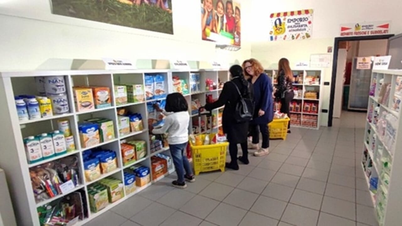 Compras gratuitas, cada vez mais famílias recorrem ao Empório Solidário