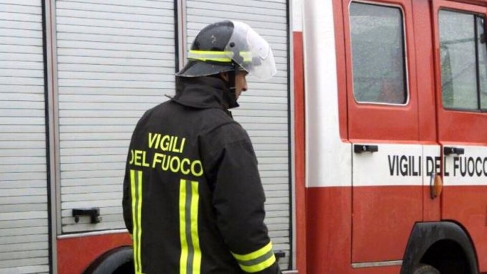 Chamas no campo: bombeiros combatem ameaça