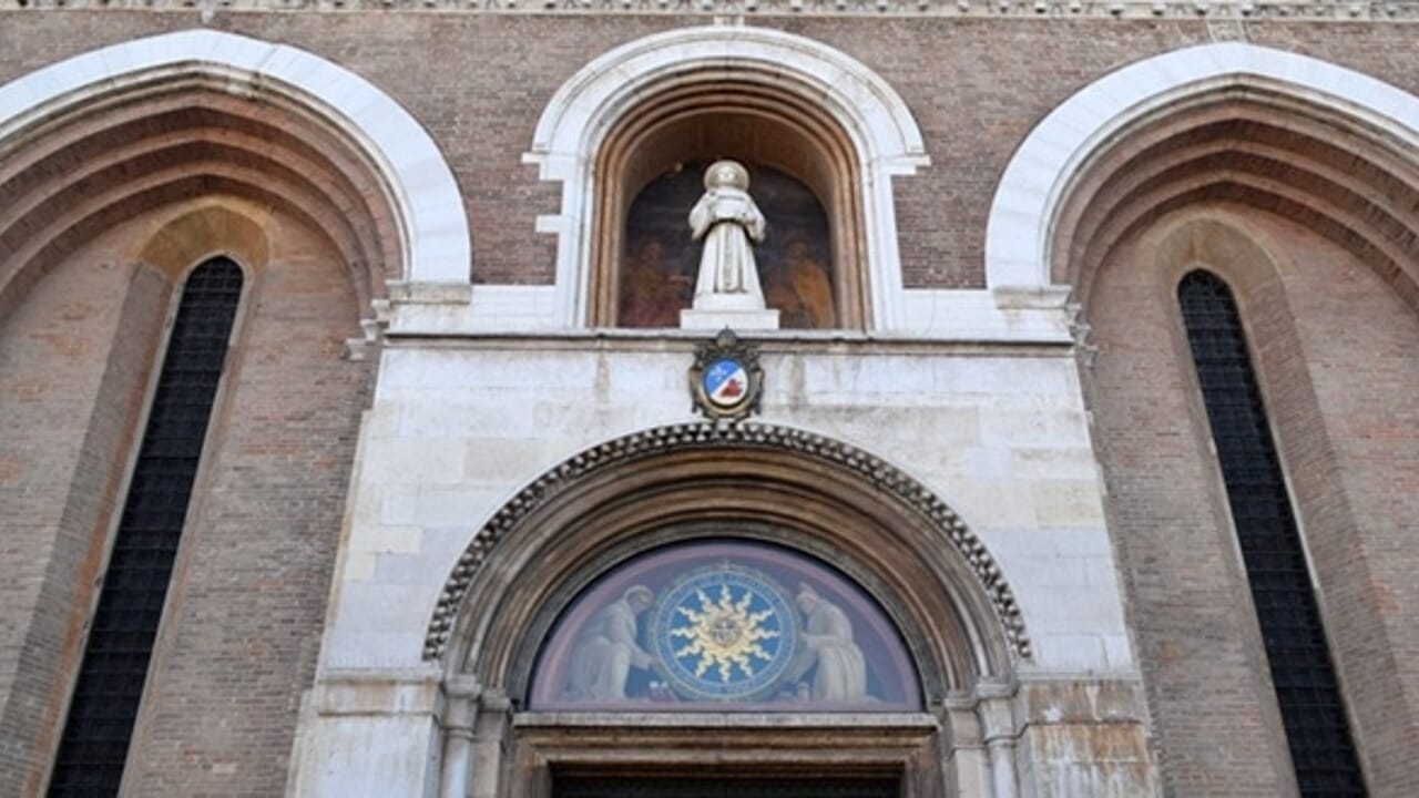 Basilica di Sant’Antonio, issato sulla facciata lo stemma di Papa Leone XIV
