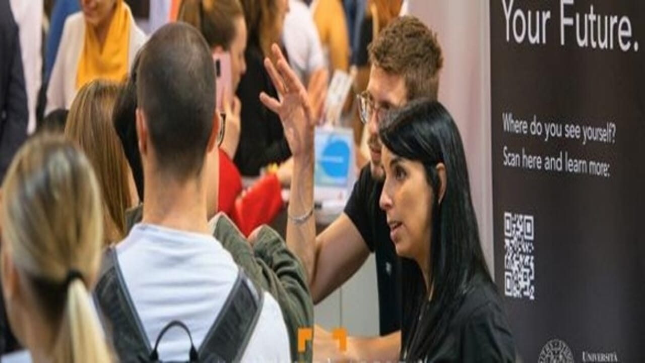 Estudantes e recém-formados universitários encontram empresas: o Career Day está de volta