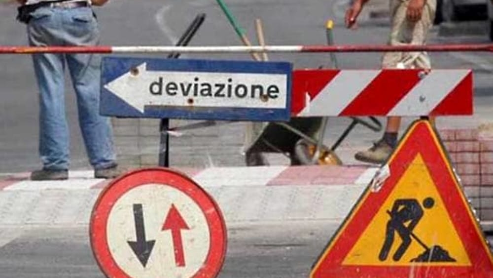 Assegurando duas pontes ao longo da estrada provincial, as obras começam
