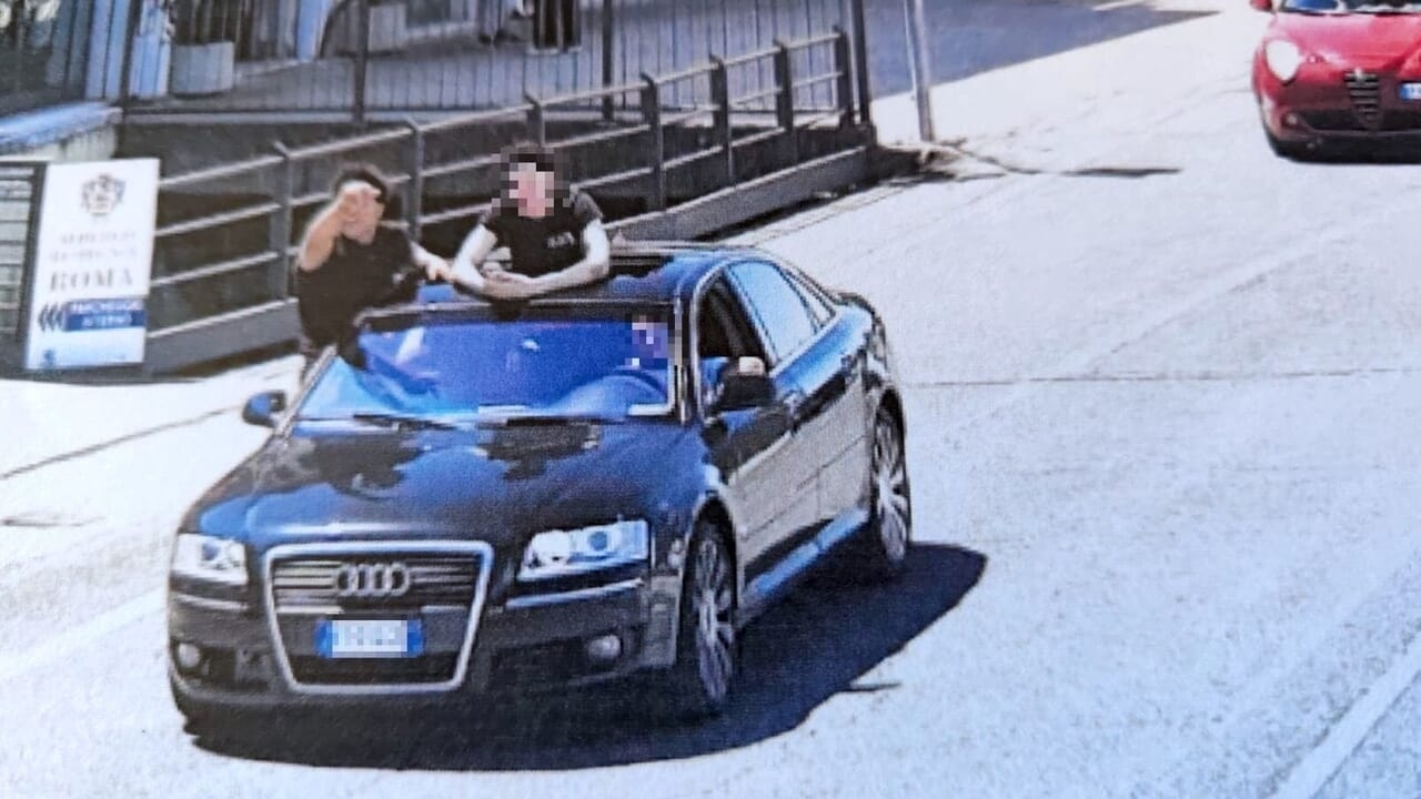 Ze filmen een videoclip in hun auto voor een paar 'likes': aangehouden door de lokale politie