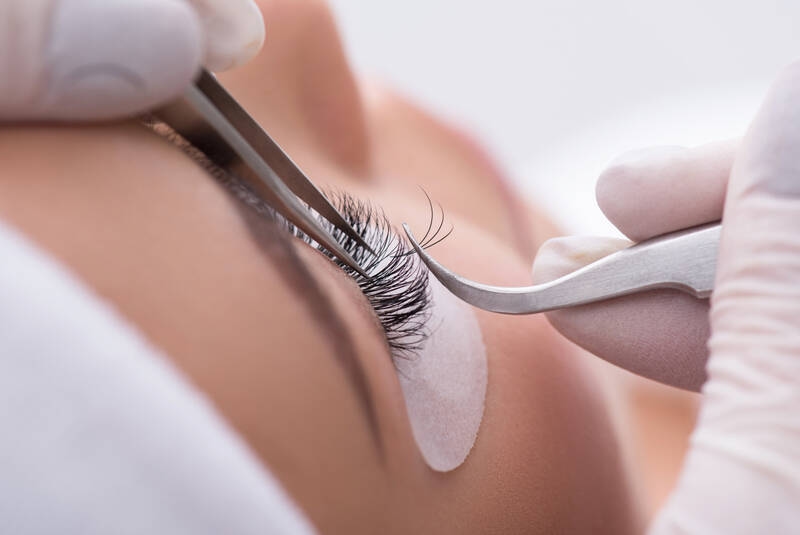 Przedłużanie rzęs, tatuaże eyelinerem i spółka: Okuliści ostrzegają przed zabiegami kosmetycznymi na oczach