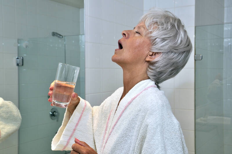 Halsschmerzen: Gurgeln im Praxis-Check