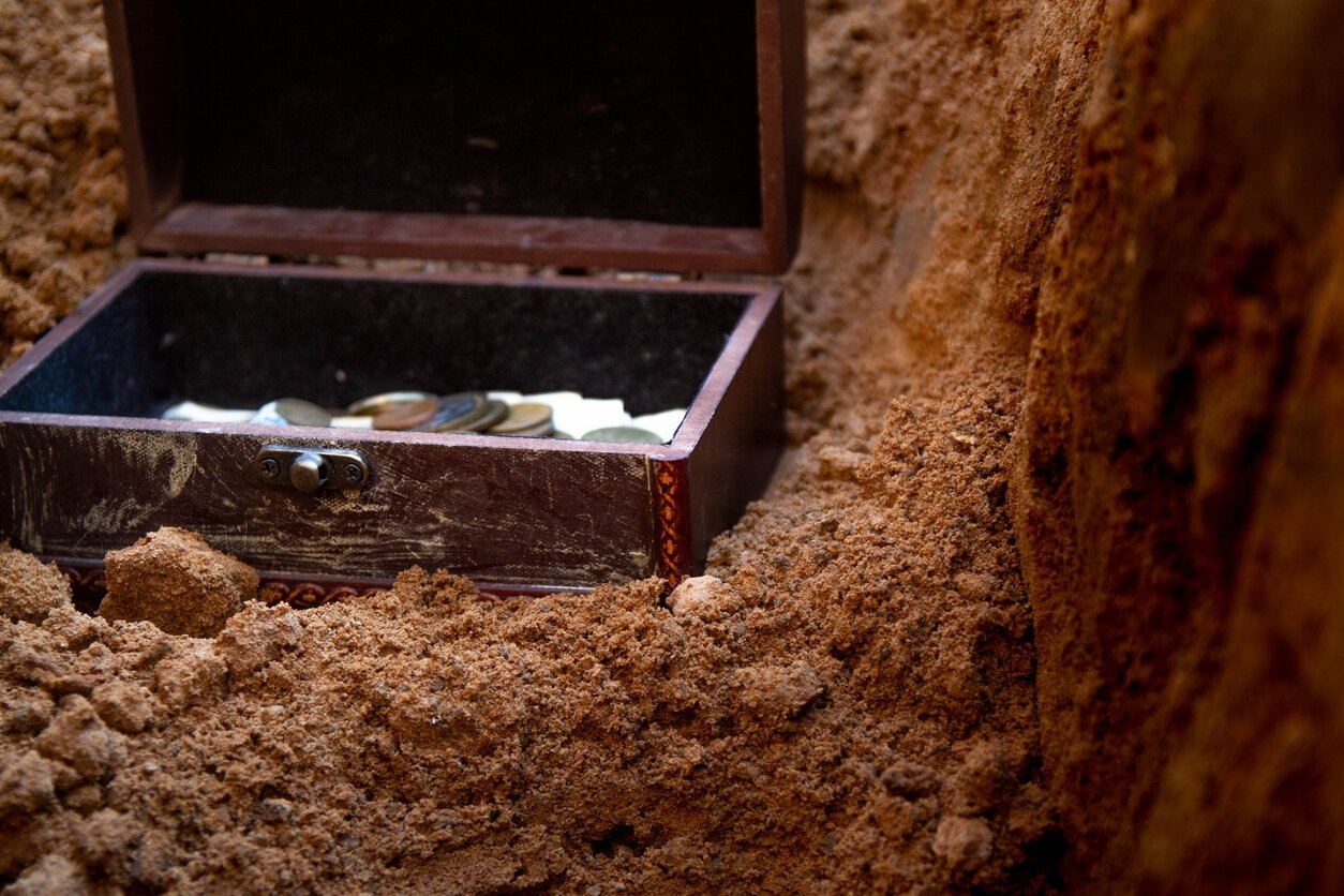 Dos excursionistas descubren una caja que contiene cientos de monedas de oro del siglo XIX