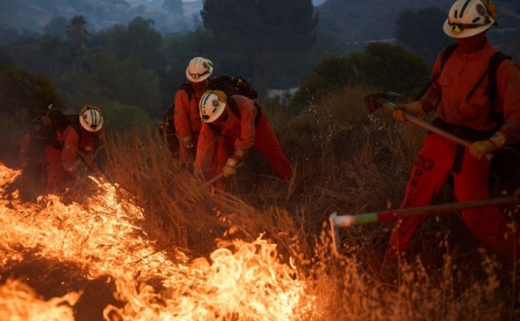 Feuer in der Nähe von Los Angeles, außerhalb des Gartens ohne Evakuierung