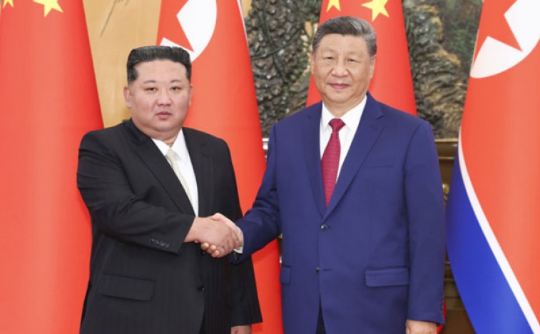 Kim Yong Un ao mesmo tempo que Kin