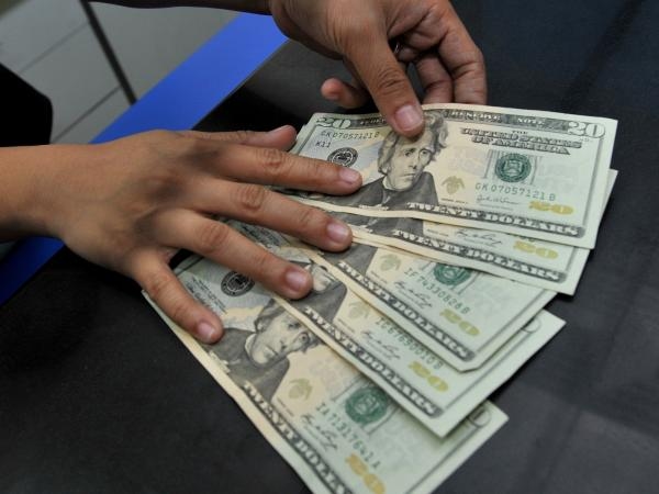 The dollar records another day of stable prices amid high global uncertainty.