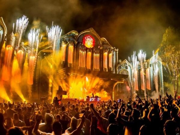 Tomorrowland apuesta por vasos reutilizables e 'inteligentes' tras millonaria multa