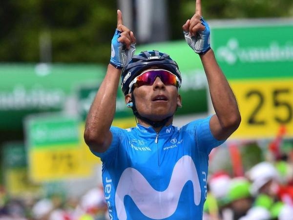 Nairo Quintana begrüßt Papst Leo XIV. während der Vatikan-Etappe des Giro d'Italia.