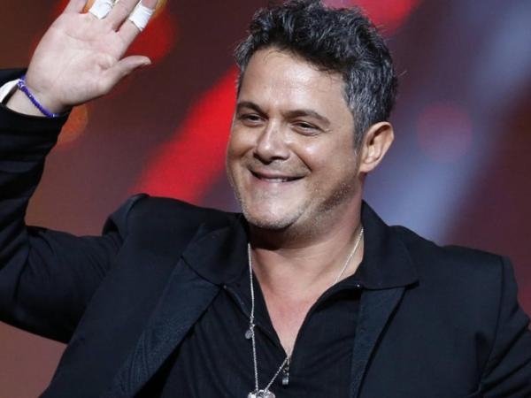 Shakira e Alejandro Sanz lançam uma nova música juntos após uma espera de 20 anos.