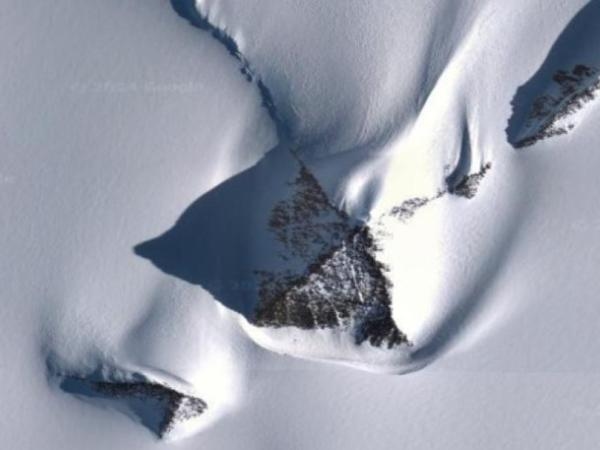 ¿Misterio resuelto? Ciencia explica qué hay detrás de extraña pirámide en la Antártida