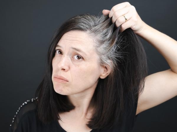 Né trattamenti né tinte: il rimedio casalingo sconosciuto per i capelli grigi