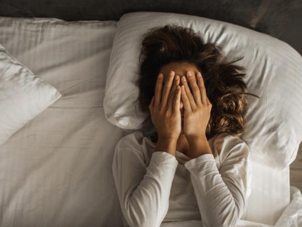 Poco conosciuta: la diagnosi di chi ha difficoltà ad alzarsi dal letto la mattina