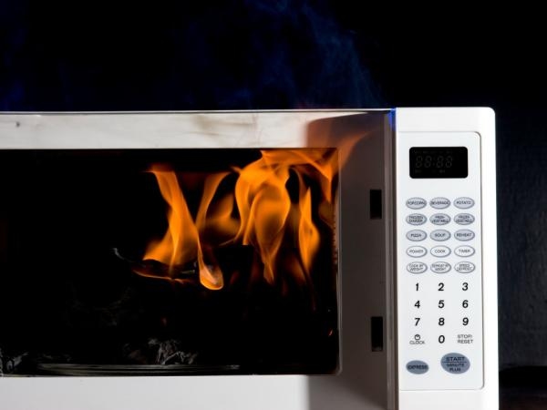 Não faça fogo: estes são os itens proibidos para o micro-ondas