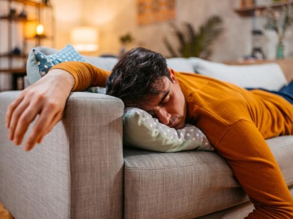 O que significa quando uma pessoa adormece no sofá, segundo a psicologia?