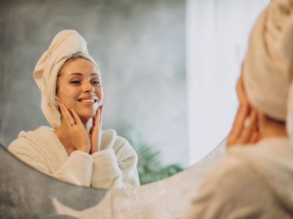 Estudo descobre que rotinas de cuidados com a pele virais do TikTok preocupam dermatologistas