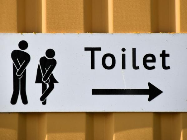 ¿Por qué la mujer orina más seguido que el hombre si su vejiga no es más pequeña?