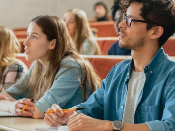 These are the 9 careers that are not worth studying in Colombia, according to the IA