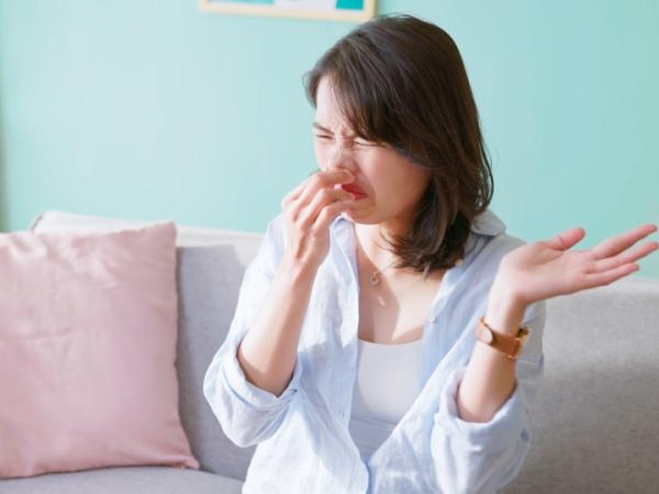 Attenzione: cosa significa avere perdite bianche maleodoranti che macchiano la biancheria intima?