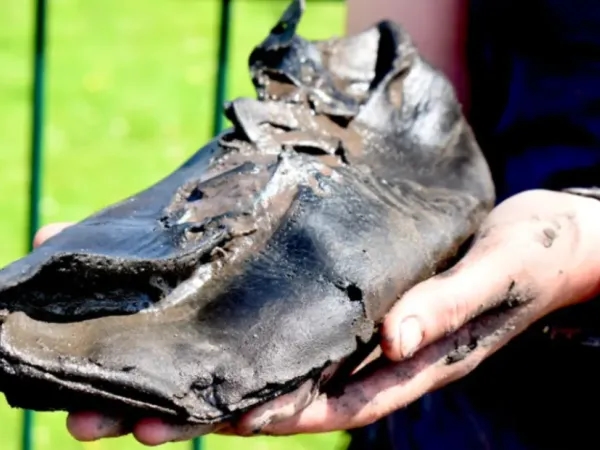 Reuzenschoenen ontdekt in Romeinse ruïnes leiden tot theorieën over enorme soldaten