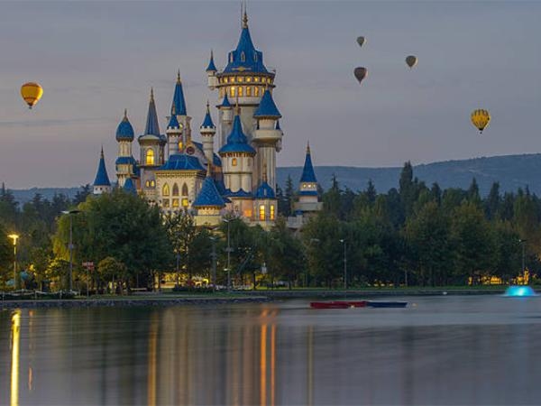 Land of Dreams: Disneyland celebra 70 anni di rivoluzione nel settore dei parchi